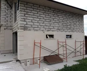 Укладка дагестанского песчаника на фасад