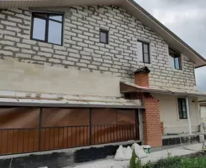 Цоколь из доломита со сколом